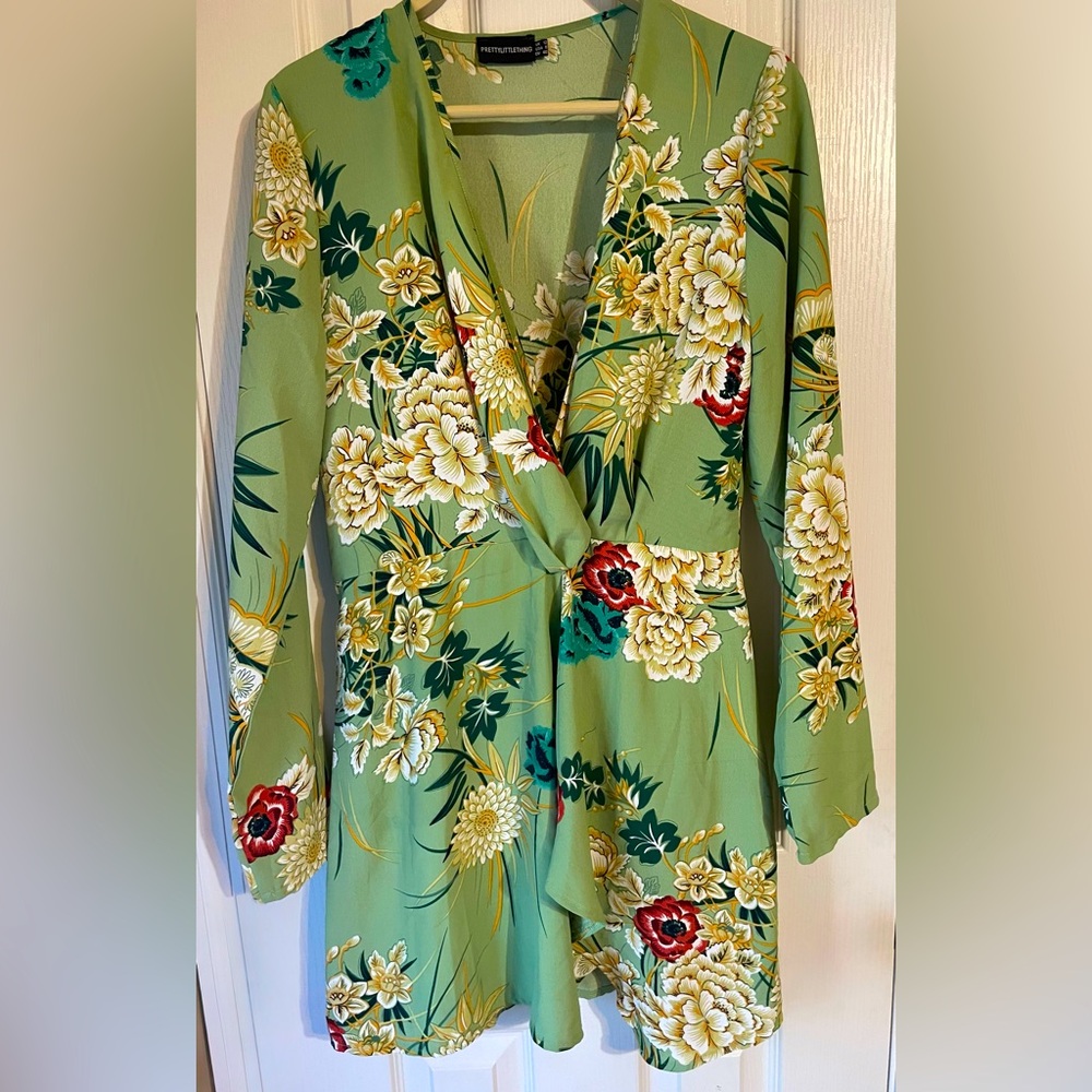 PrettyLittleThing Green Long Sleeve Floral dress - Picture 2 of 7